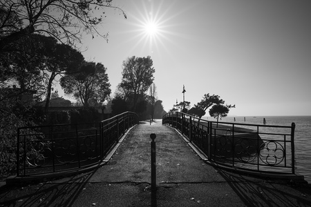 Ostrov Lido, pěší / cyklo most přes vyústění jednoho z kanálů do moře